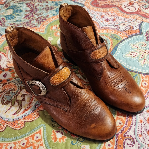 Ariat Shoes - Women's ARIAT Juliet Strap Buckle Leather Ankle Boots Style 16381